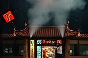 健身动作纠正连线，真人教练在镜头前示范深蹲角度